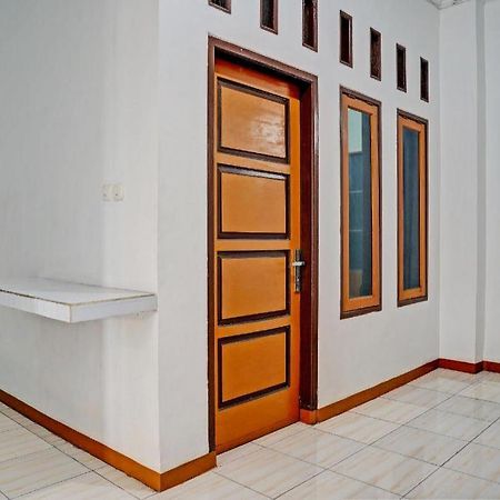 Spot On 93385 Penginapan Hj Lilis 2 Syariah Hotel Sukabumi Luaran gambar