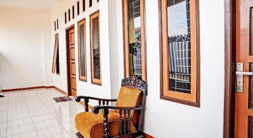 Spot On 93385 Penginapan Hj Lilis 2 Syariah Hotel Sukabumi Luaran gambar