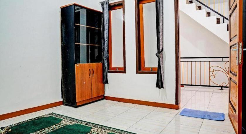 Spot On 93385 Penginapan Hj Lilis 2 Syariah Hotel Sukabumi Luaran gambar