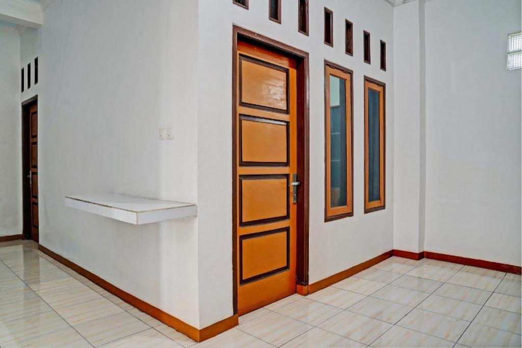 Spot On 93385 Penginapan Hj Lilis 2 Syariah Hotel Sukabumi Luaran gambar