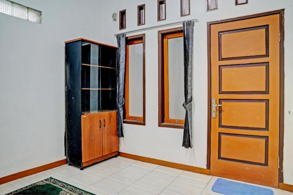 Spot On 93385 Penginapan Hj Lilis 2 Syariah Hotel Sukabumi Luaran gambar