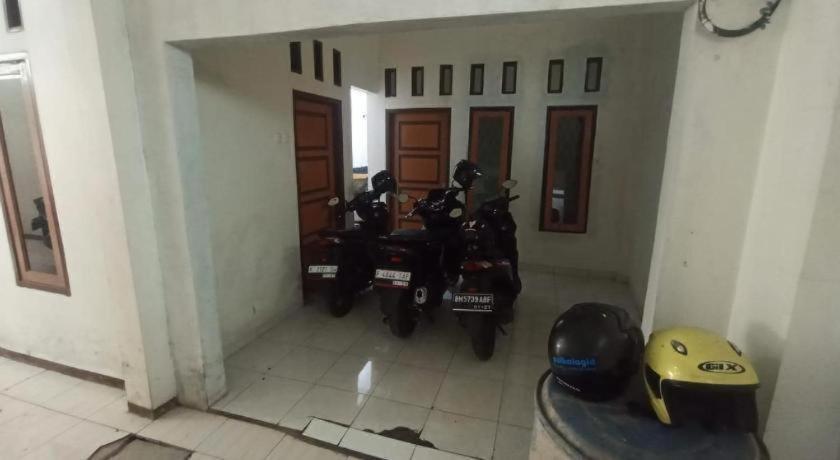 Spot On 93385 Penginapan Hj Lilis 2 Syariah Hotel Sukabumi Luaran gambar