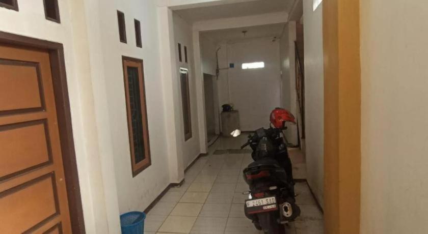 Spot On 93385 Penginapan Hj Lilis 2 Syariah Hotel Sukabumi Luaran gambar